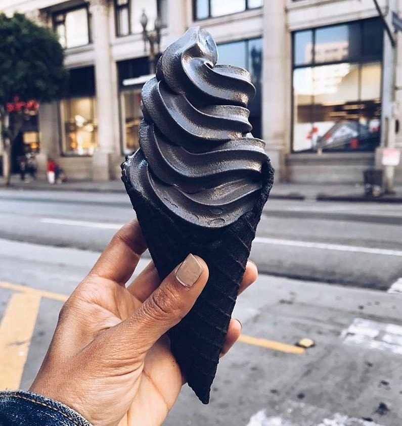 Очень черное мороженое заполонило Инстаграм