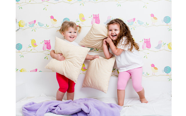 Детские игры с одеялом и подушкой
