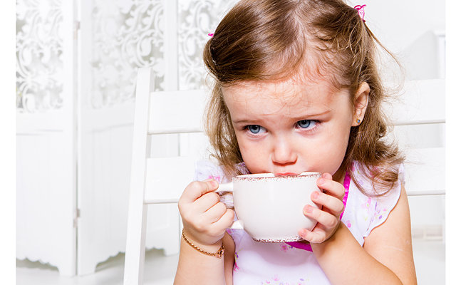 Кофе детям можно давать. Девочка пьет чай. Дети пьют чай. Чашка чая для детей. Маленькая девочка с кружкой.
