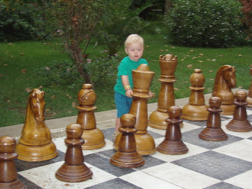 Когда играешь в такие большие шахматные фигуры, сам себя чувствуешь большой фигурой или даже королем. Первая Леди