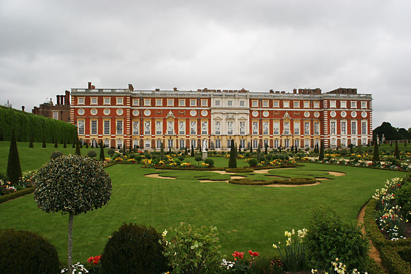 Лондон местонахождение королевской резиденции. Королевский дворец в Хэмптон-корте. Англия дворец Хэмптон-корт. Хэмптон корт в Лондоне. Парковый фасад дворца Хэмптон-корт в Лондоне.