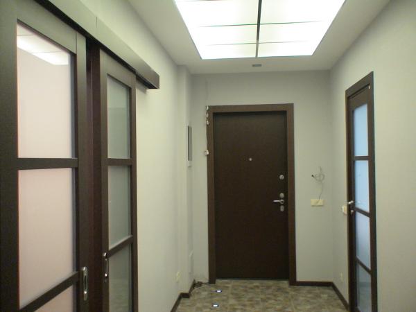 Раздвижные двери в коридоре