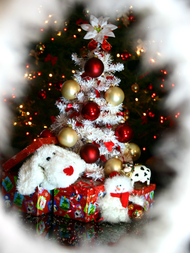 Пусть Новый Год волшебной сказкой 
В ваш дом тихонечко войдет, 
И счастье, радость, доброту и ласку
Вам в дар с собою принесет!(с) AVA