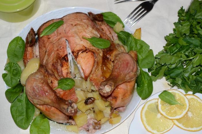 Курица фаршированная картофелем, грибным соусом и шпинатом