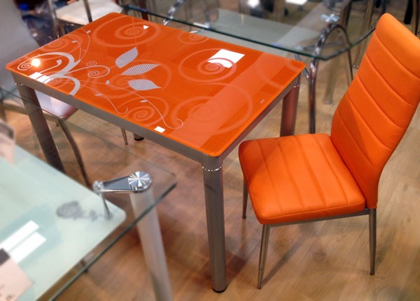 Оранжевый стеклянный стол