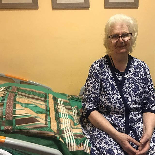 "Леди - она и в больнице леди!": бабушка Ваенги прихорашивается даже после инсульта