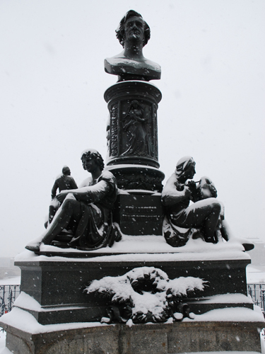 Памятник немецкому скульптору Эрнсту Ритчелу. Стоит на Брюльской террасе в Дрездене. Это творение его ученика Йоханнеса Шиллинга.  Ребекка