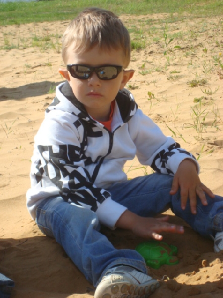 Маленькие мужчины тоже играют в песке!))) МЫШКА