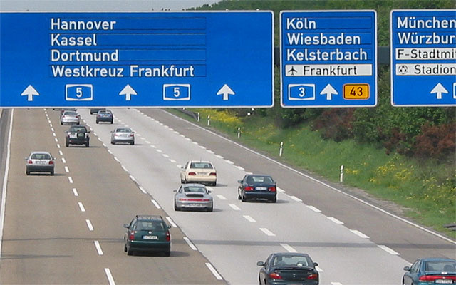 В Германии молодожен забыл супругу на автозаправке