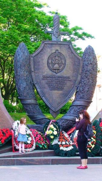 Белоруссия тоже чтит своих героев..Вечная память. shocka