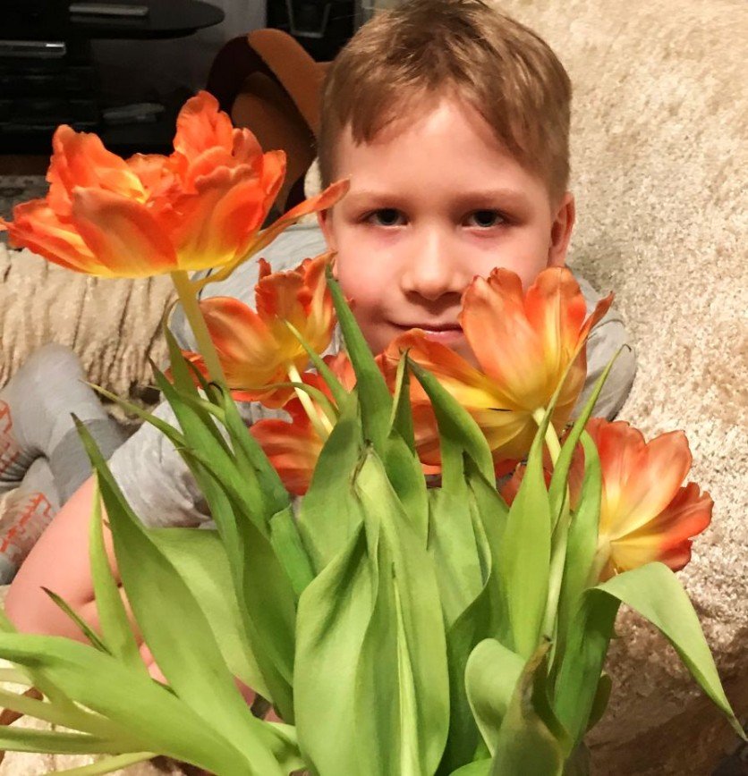 Веселыми, пушистыми тюльпанами поздравляем тебя Евушка и всех замечательных красавиц-еворушниц с праздником! Счастья, процветания и любви! shocka