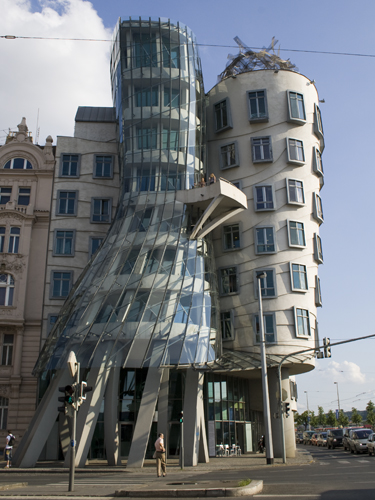 «Танцующий» дом в Праге – настоящий шедевр современной архитектуры  Просто Ёжик