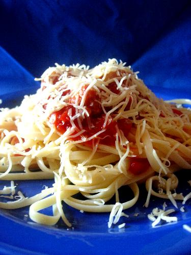 [b]Спагетти c соусом[/b] Ингридиенты для приготовления соуса : домашняя колбаса, консервированные помидоры в собственном соку, лук, соль,сухие приправы : черный перец, мята, "приправа из Прованс", чеснок. Слегка обжариваем колбасу с луком, добавляем консервированные помидоры, тушим в течении 10-15 минут,перемешивая время от времени соус, добавляем приправы,соль,чеснoк,мелко нарезанный, тушим еще минут 5-10. Отвариваем спагетти N°7. Подаем спагетти с соусом и посыпаем натертым сыром.Приятного аппетита!
 Pirate