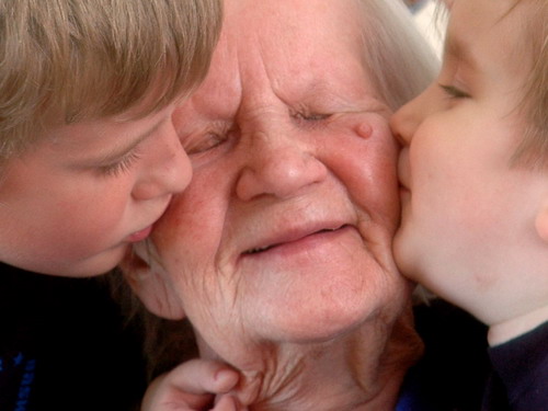 Дедушка лижет киску. Старики и дети. Бабушка и внук. Бабушка с внуком фото. Бабушка любит внуков.