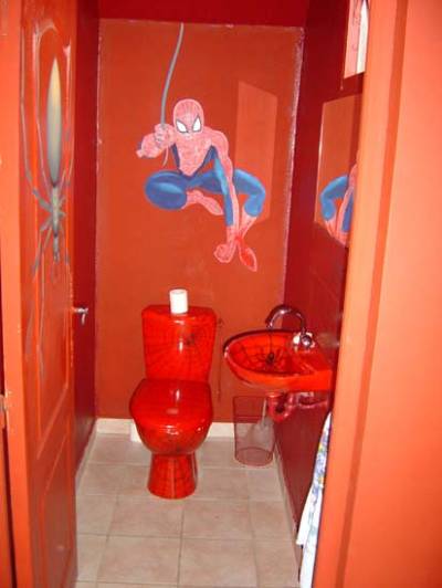Спайдер туалет. Туалетная комната смешная. Туалет с красным унитазом. Веселый унитаз. Смешная комната.