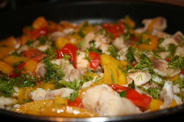 Рагу из рыбы с овощами на сковороде