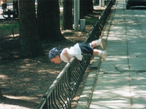 Хотела снять как ребенок на заборе стоит. Пока снимала ребенок оказался ЗА забором. Обошлось без последствий :) City