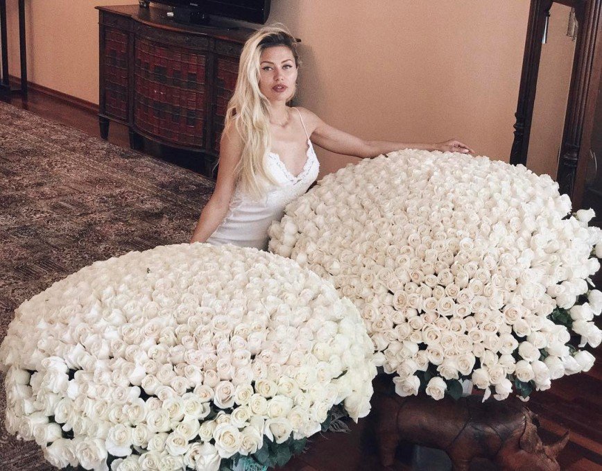 Виктории Боне подарили 1500 роз