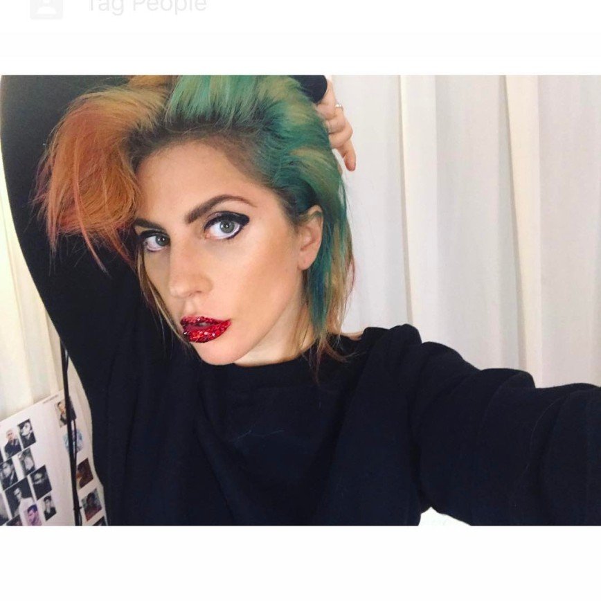 Леди Гага покрыла губы стразами ради нового образа