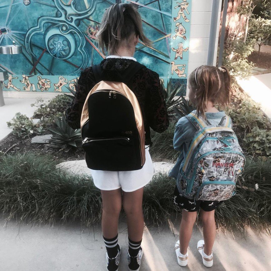 Джессика Альба отправила дочерей в школу в шортах и носках