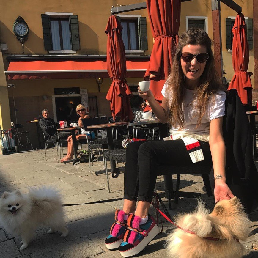 «Так нельзя с животными»: Собаки Жанны Бадоевой пьют кофе
