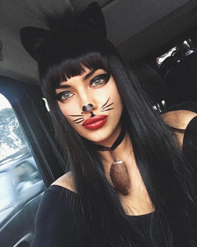 «Женщина-кошка»: Ирина Шейк показала свой наряд на Хэллоуин