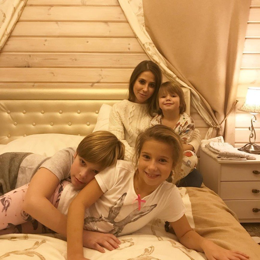 Юлия Барановская  отметила день рождения Деда Мороза вместе с детьми