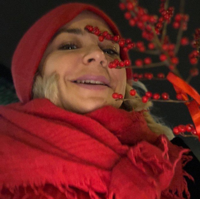 "Красная шапочка": Ирина Пегова призналась в любви к алому цвету