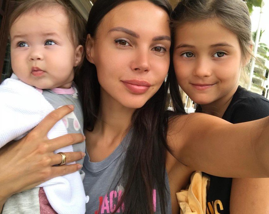 Оксана Самойлова сделала вид, что её дочери нет на снимке