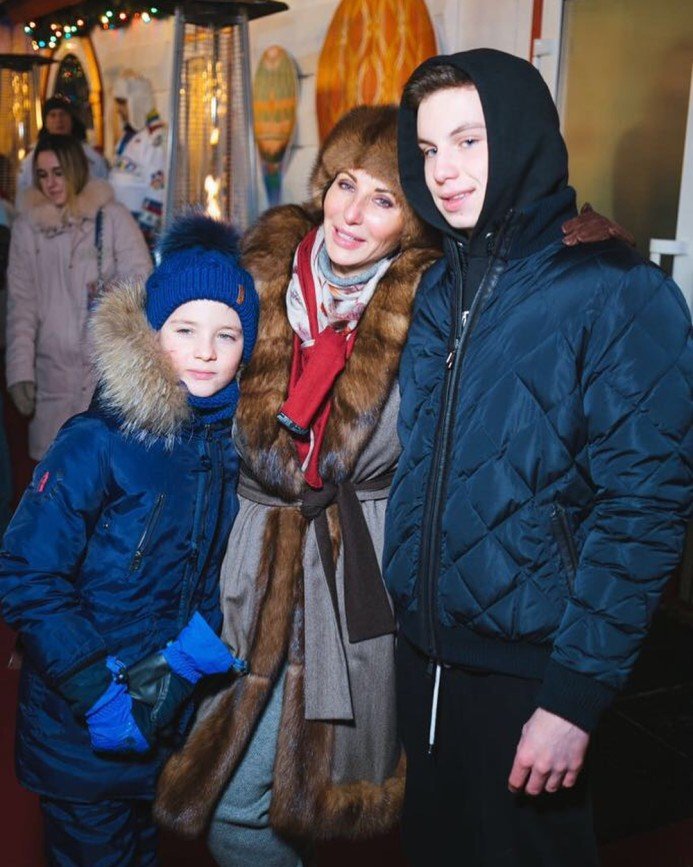 «Боярыня с сыновьями»: Алика Смехова вышла в свет с детьми