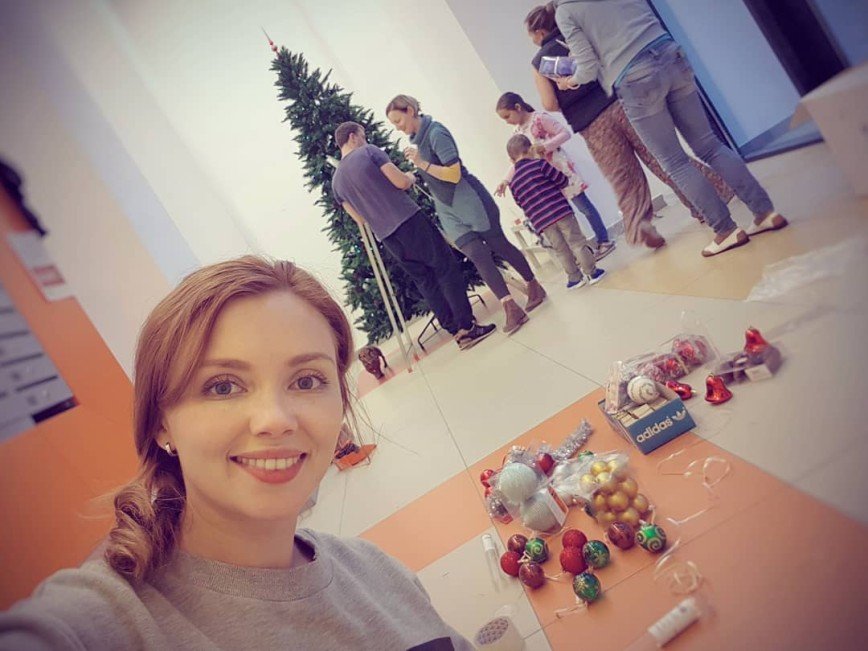 «Дружные соседи»: Ольга Кузьмина нарядила ёлку в подъезде