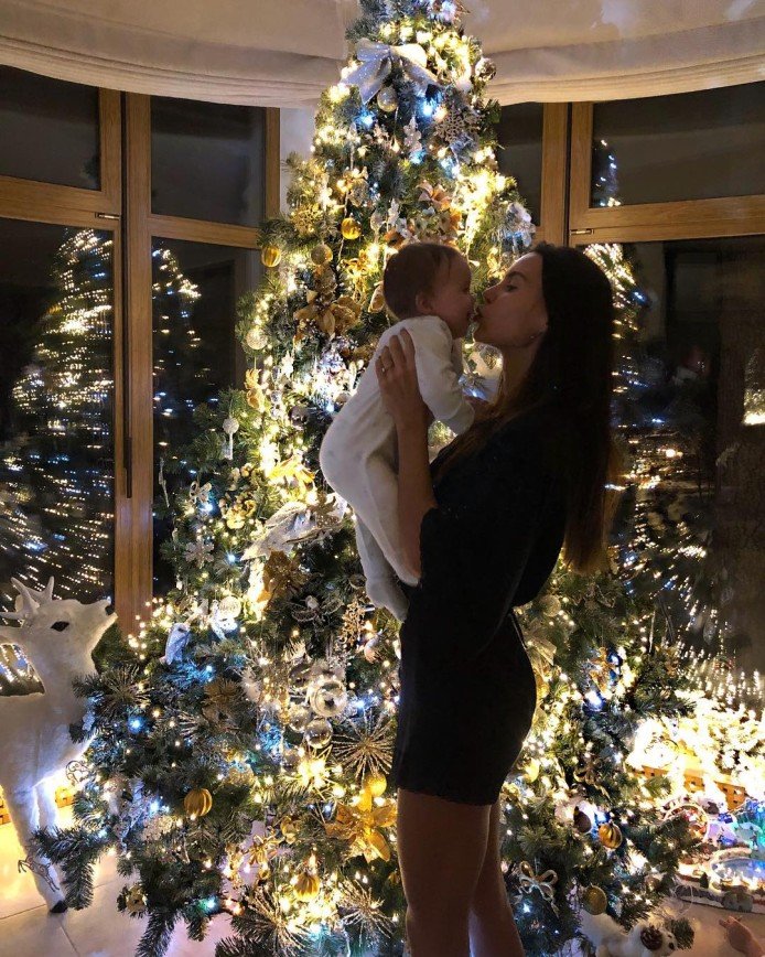  «Это так волнительно»: Оксана Самойлова нарядила первую елку в жизни младшей дочери
