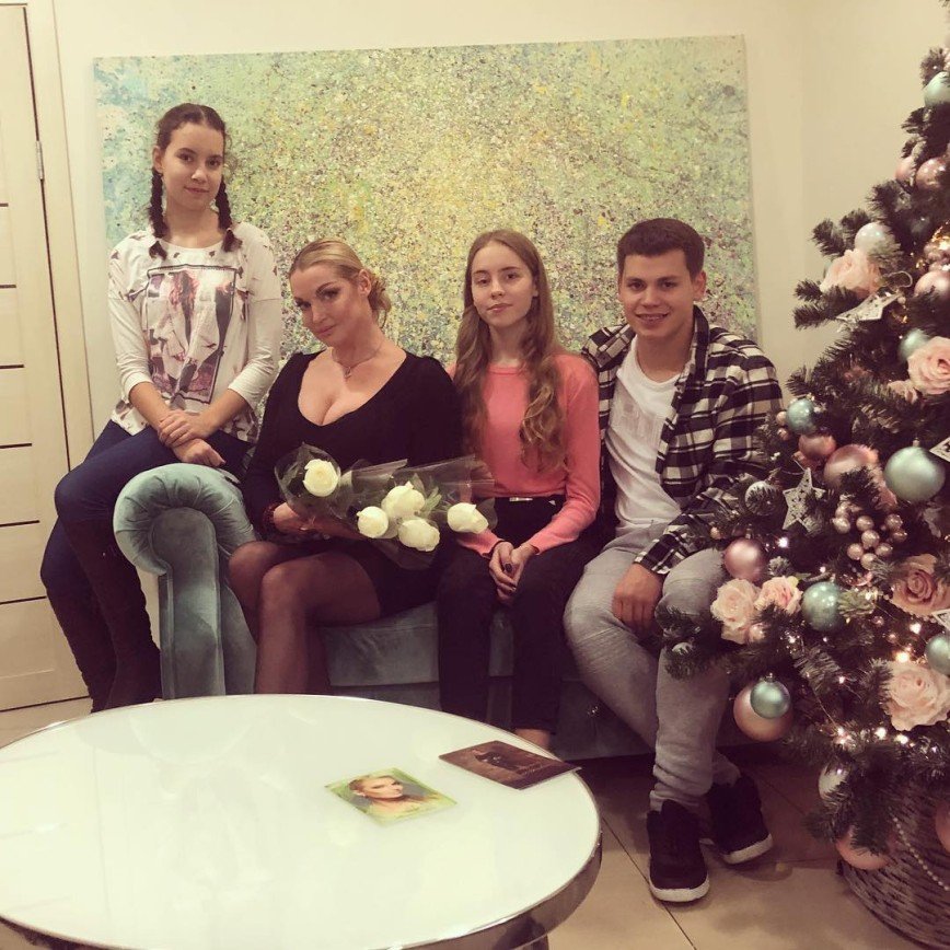 «Слишком откровенно»: Анастасия Волочкова выбрала неуместный наряд для встречи с детьми