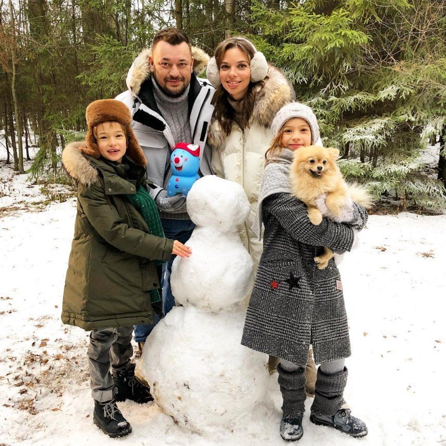  «Идеальная семья»: Сергей Жуков с детьми и женой слепил снеговика