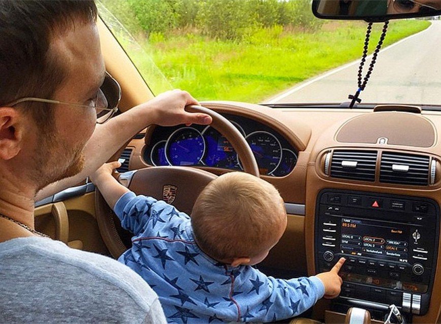 Папа с сыном поехали. Ребенок за рулем. Ребёнок за рулём машины. Машина для детей. Папа за рулем с малышом.