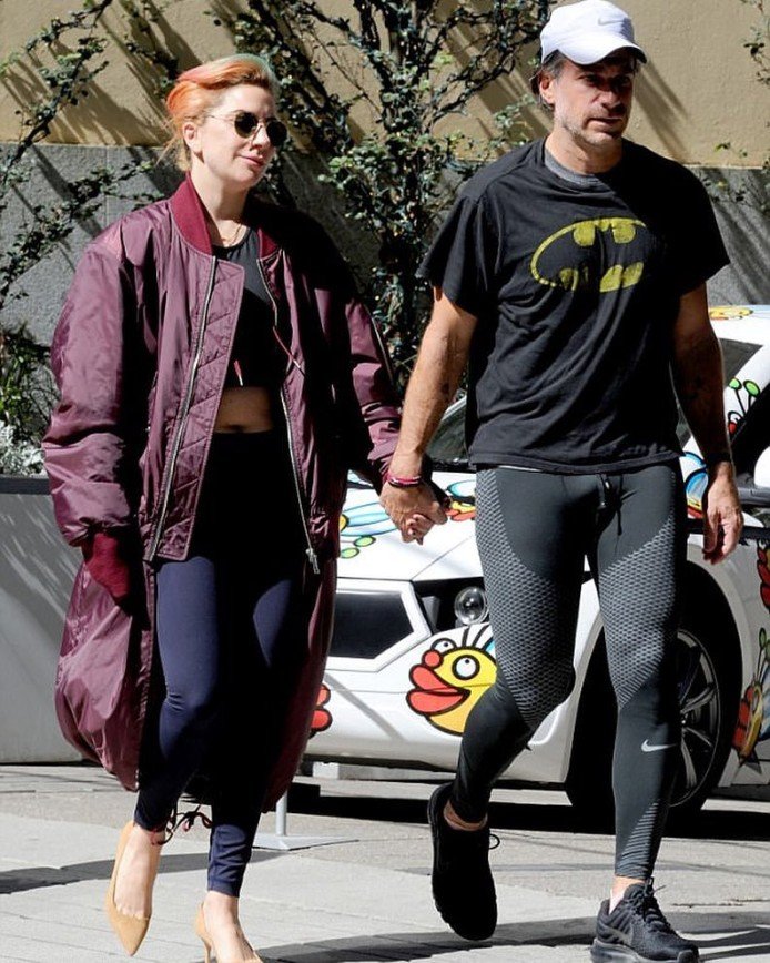 Леди Гага вышла на улицу в куртке прабабки, а ее бойфренд - в лосинах