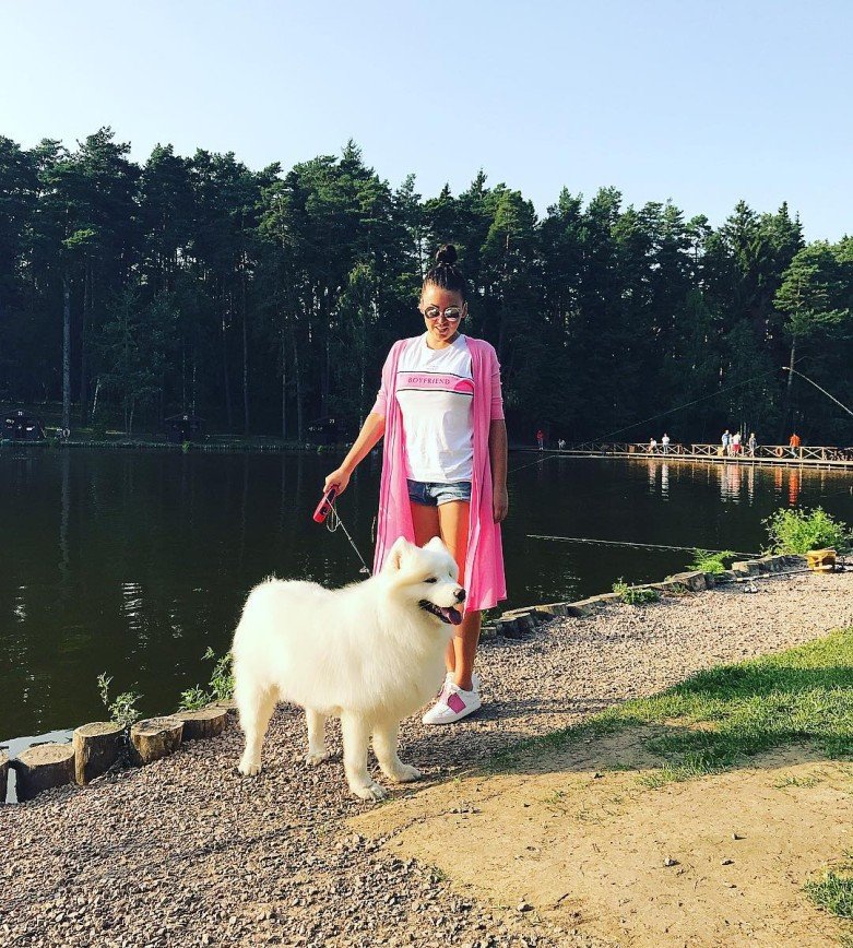 Поклонники размышляют: Ирина Дубцова выгуляла собаку или свои ноги