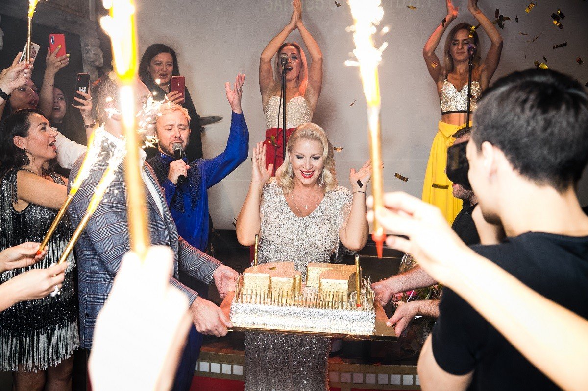 47 свечей на торте и корзина черешни: Екатерина Одинцова с размахом отпраздновала день рождения