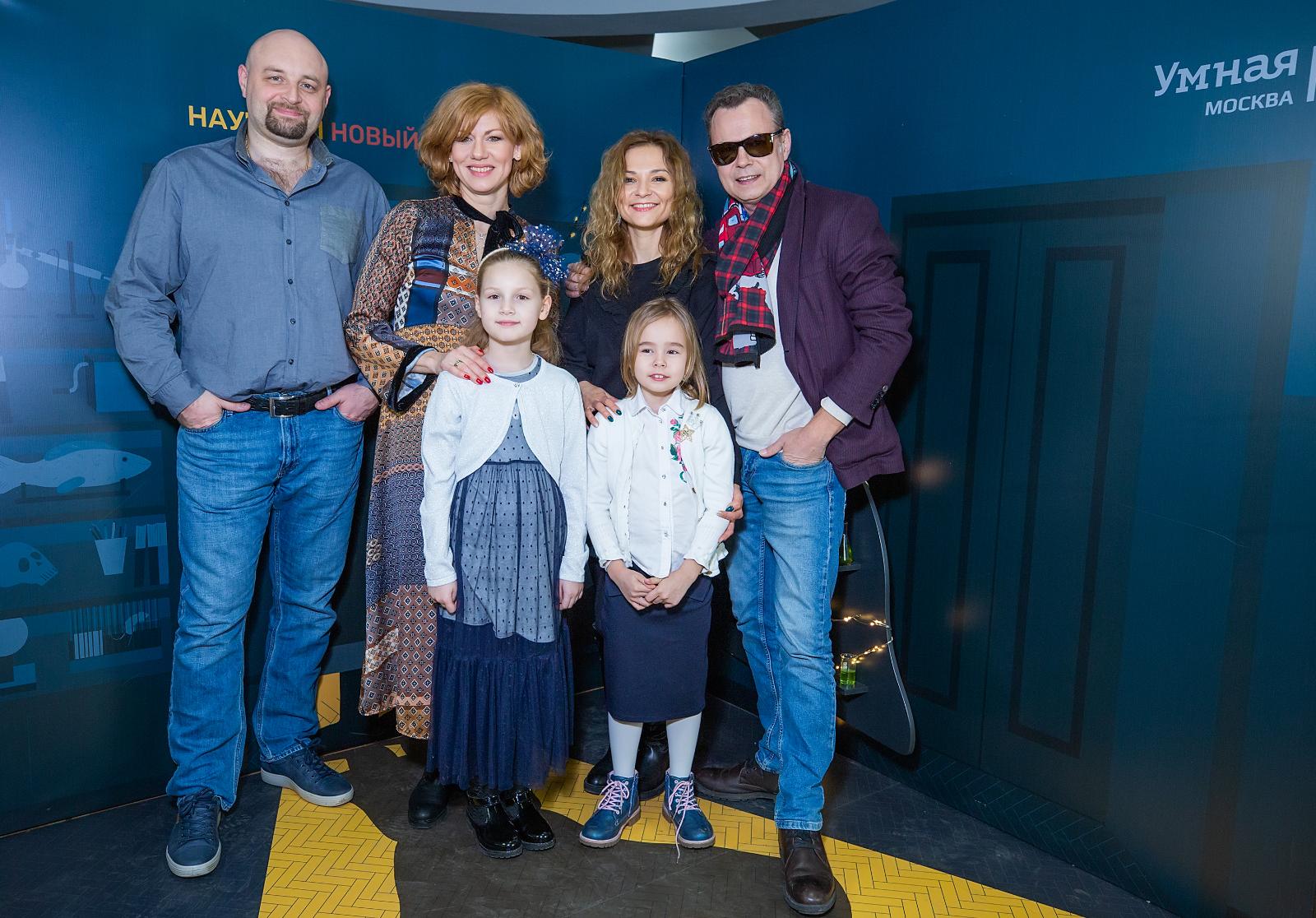 Юлия Такшина, Елена Бирюкова и Владимир Левкин с детьми посетили Научный новый год от Умной Москвы
