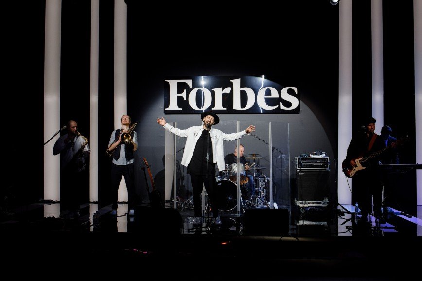 Миллиардеры и звезды шоу-бизнеса поздравили Forbes с 15-летием