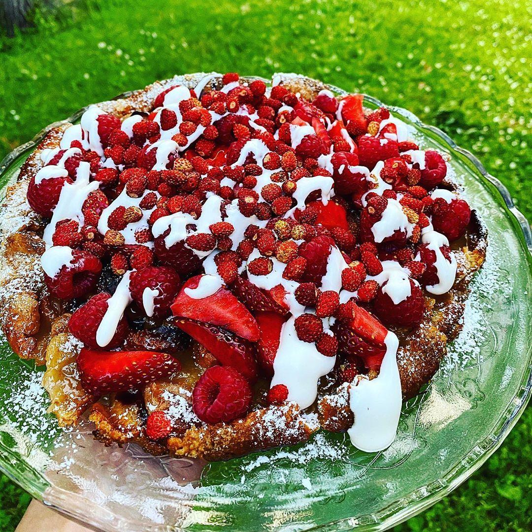 Самый летний десерт: Елена Захарова  приготовила галету с ягодами по рецепту Юлии Высоцкой