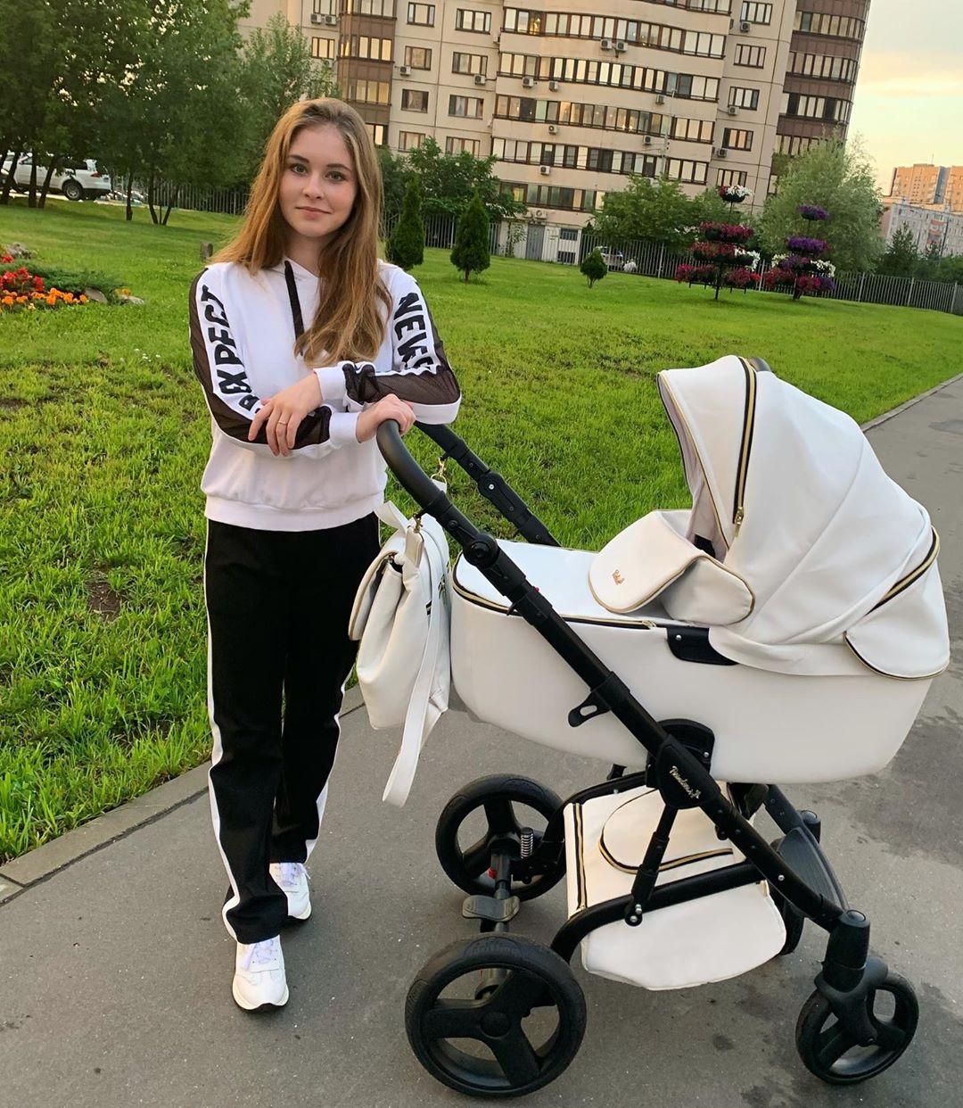 Ее зовут Каталина: Юлия Липницкая сообщила, что месяц назад стала мамой