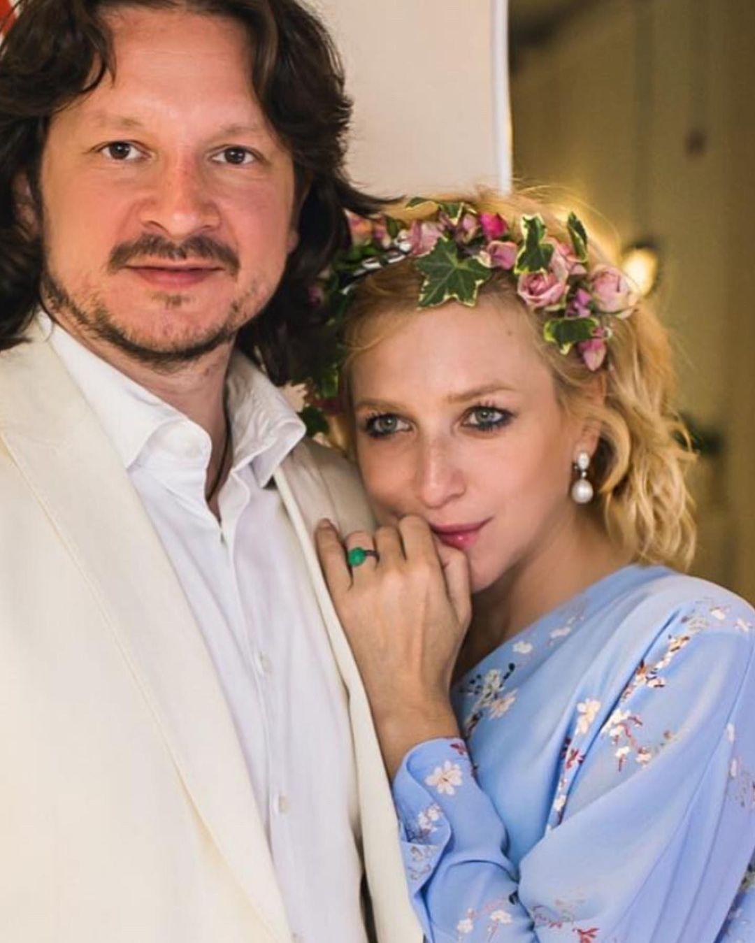 Новое платье, торт, букет невесты: Ирина Гринева и Максим Шабалин каждый год празднуют свадьбу