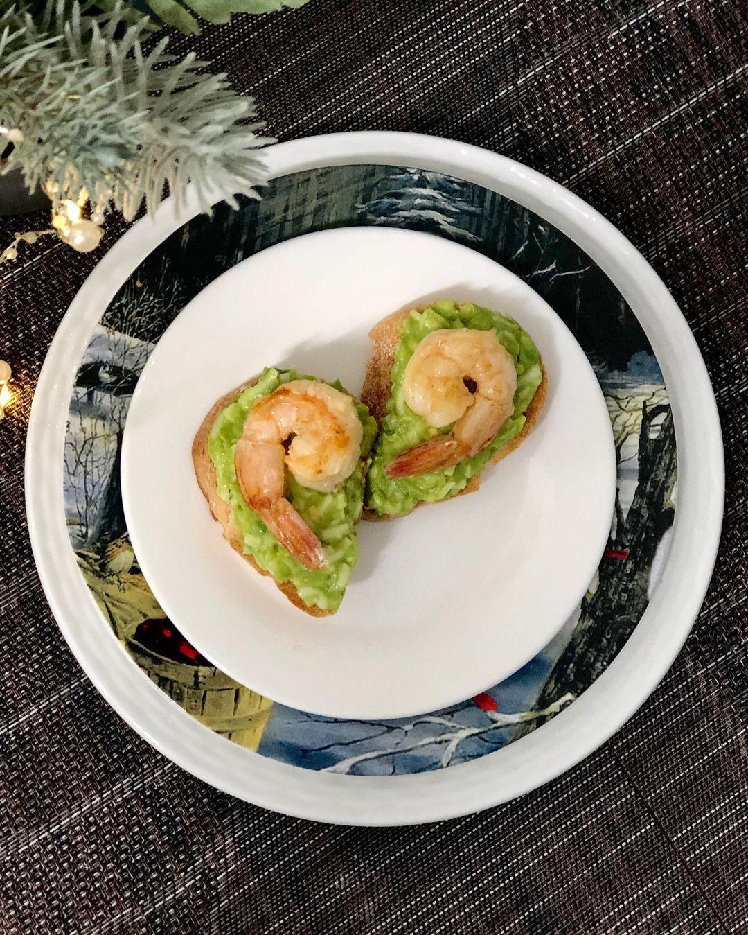 Эстетично, диетично, празднично: креветки с пастой из авокадо к новогоднему столу