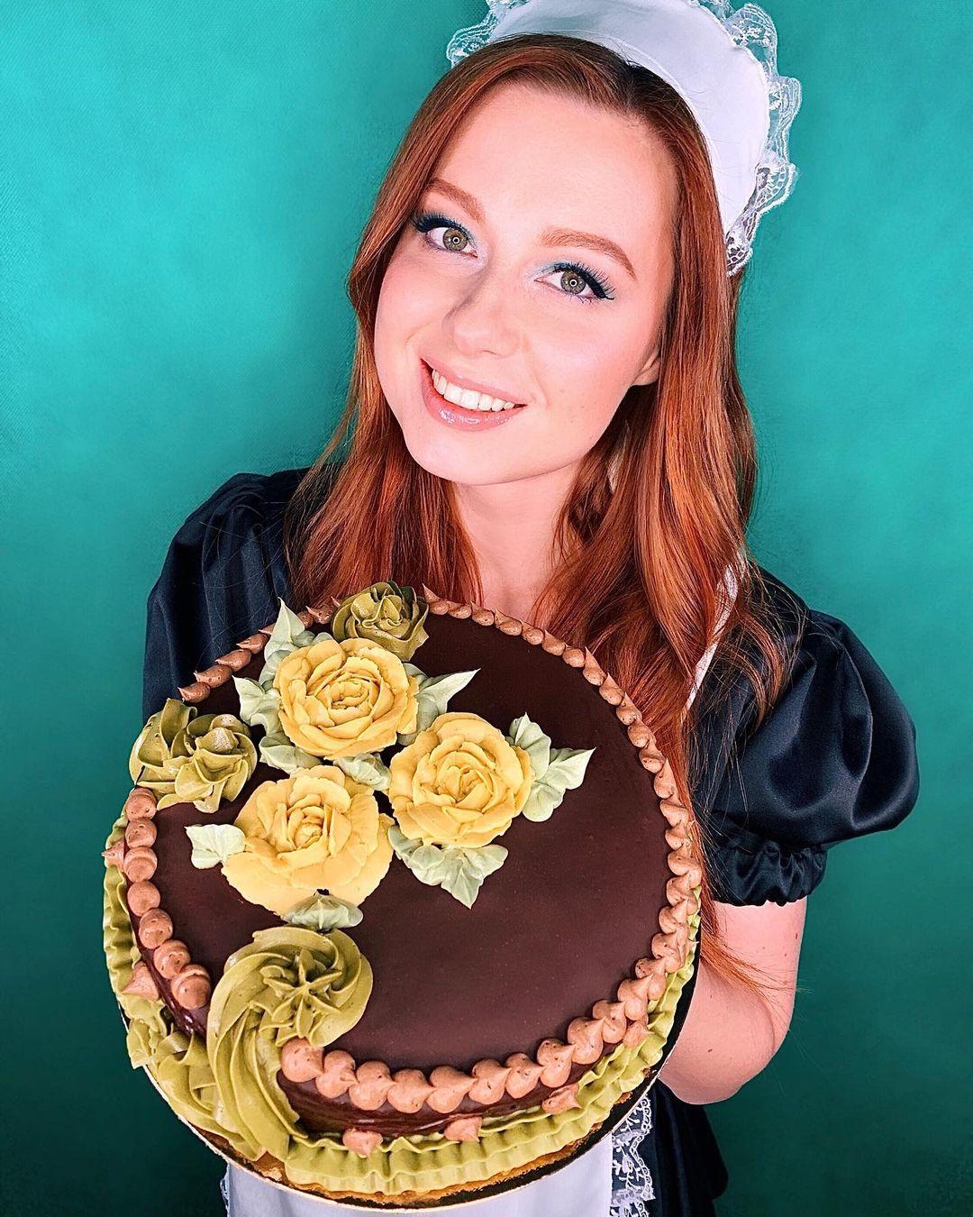 На все времена: Юлия Савичева поделилась своим рецептом торта «Прага»