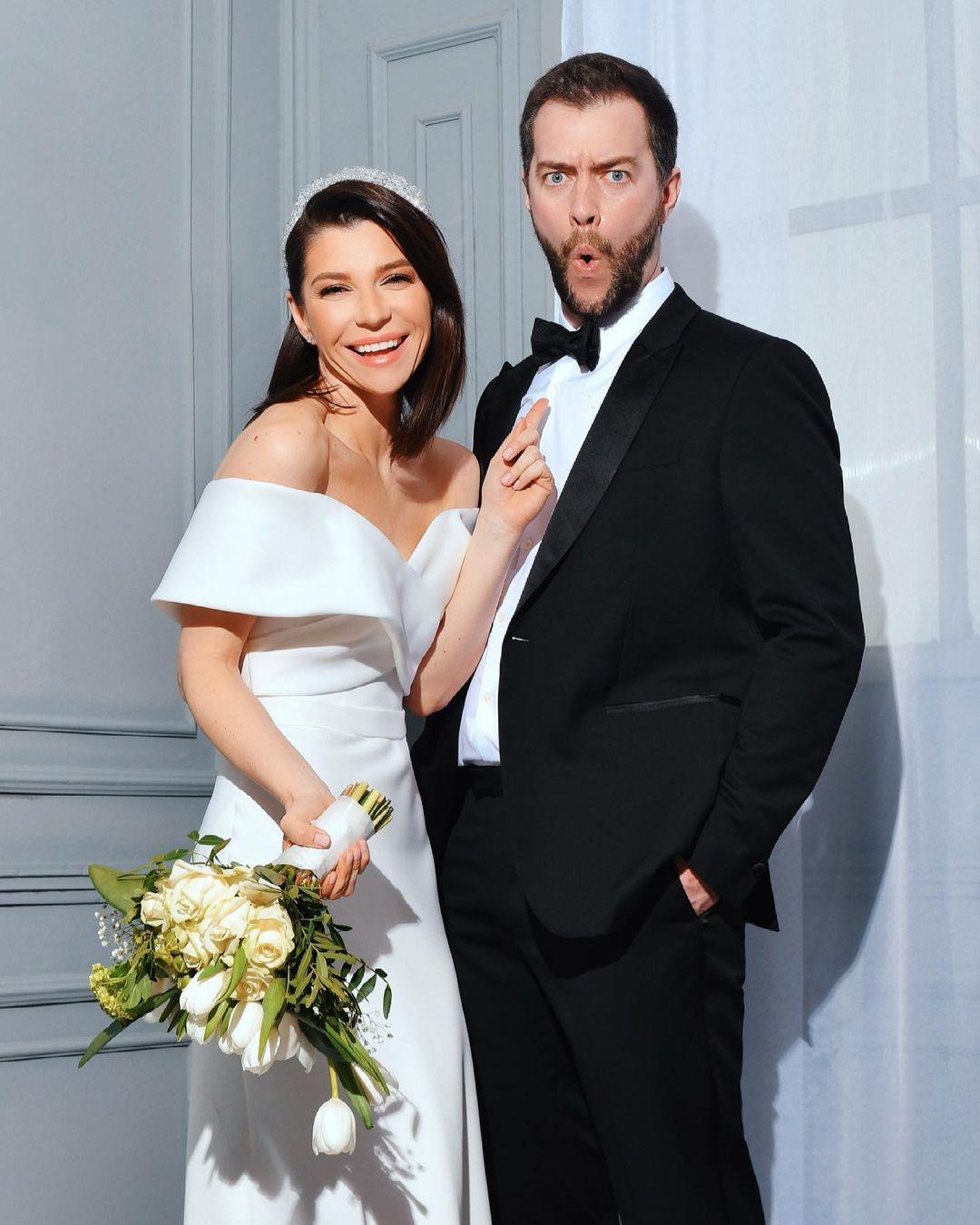 Екатерина Волкова устроила свадебную фотосессию с мужем в честь годовщины