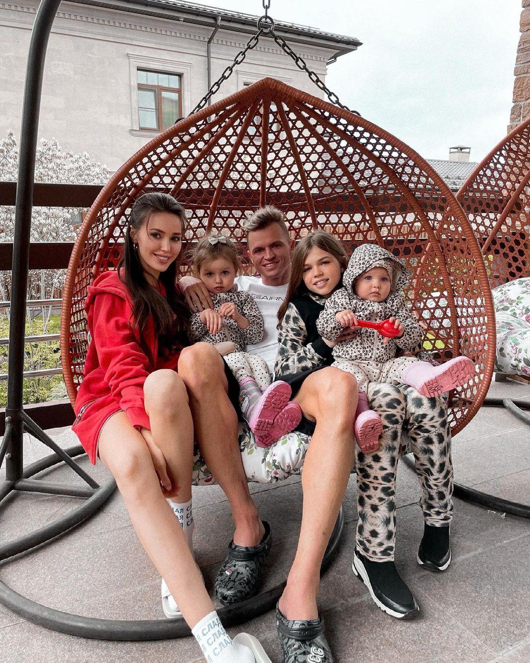 Дмитрий Тарасов с женой и детьми