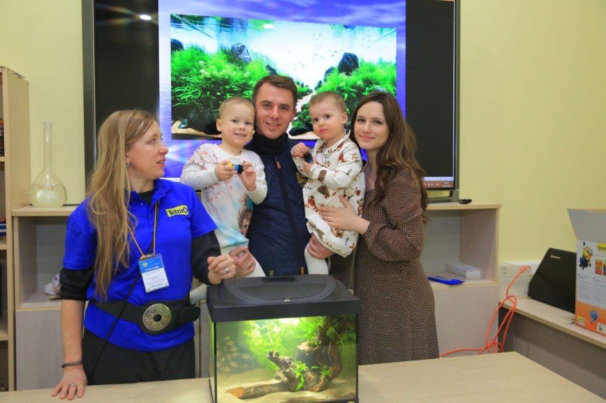 Игорь Петренко и Кристина Бродская вышли в свет с тремя дочками