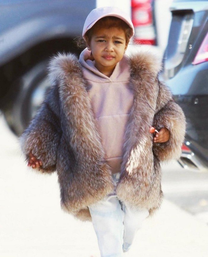 Ким Кардашьян одевает дочь в скальпы животных