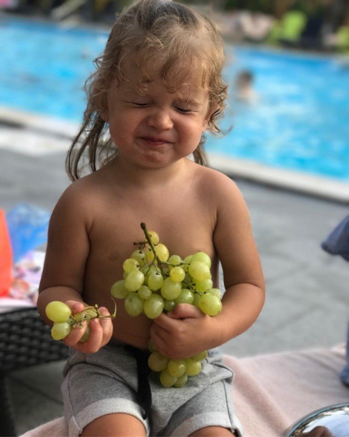 Ксения Бородина кормит дочь кислым виноградом